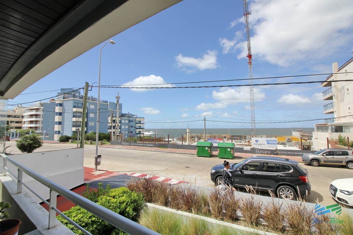Apartamento de 2 dormitorios en venta con vista al mar, Punta del Este