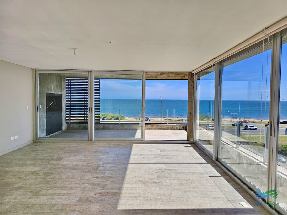 Alquiler anual apartamento penthouse frente al mar 3 dormitorios, Playa Mansa, Pinares, Punta del Este.