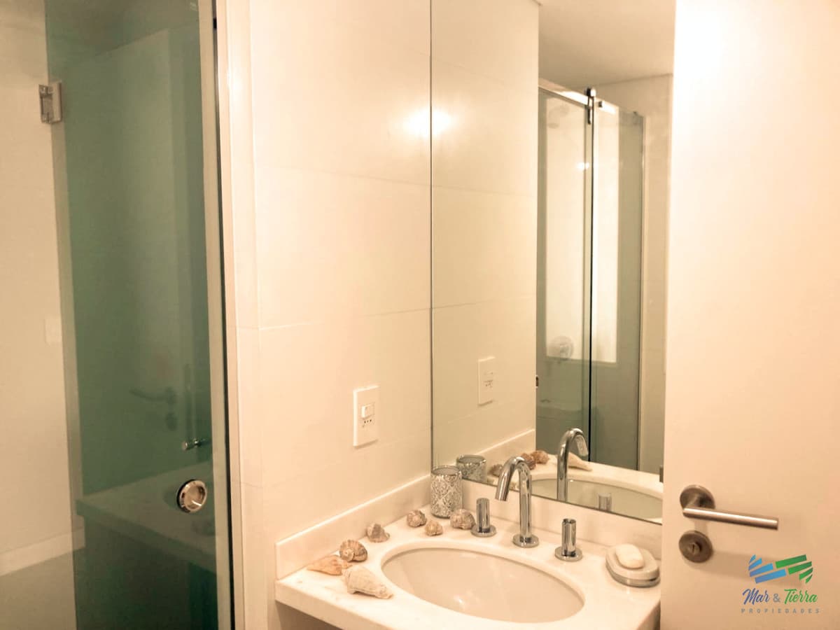 APARTAMENTO EN VENTA, DOS DORMITORIOS, EN TORRE CON SERVICIOS.