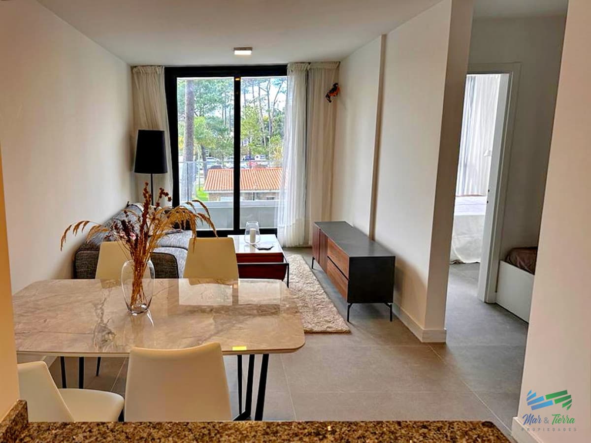 Vendo apartamento de 1 y 1/2 dormitorios a estrenar, con buenos servicios, en Punta del Este