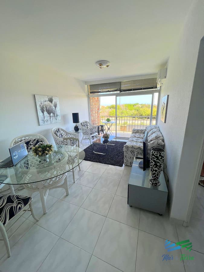 Venta de apartamento un dormitorio y medio primera línea playa Mansa Punta del Este