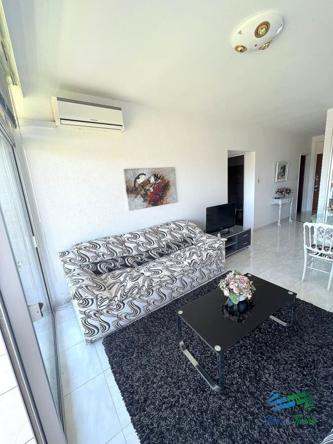 Venta de apartamento un dormitorio y medio primera línea playa Mansa Punta del Este