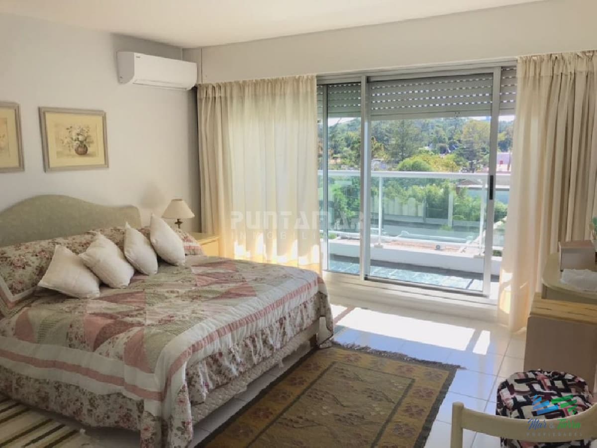 HERMOSO APARTAMENTO CON UNA AMPLIA TERRAZA , UBICADO A UNA CUADRA DE PLAYA MANSA, MUY LINDA VISTA DESPEJADA EN UN ENTORNO DE NATURALEZA Y VERDE.