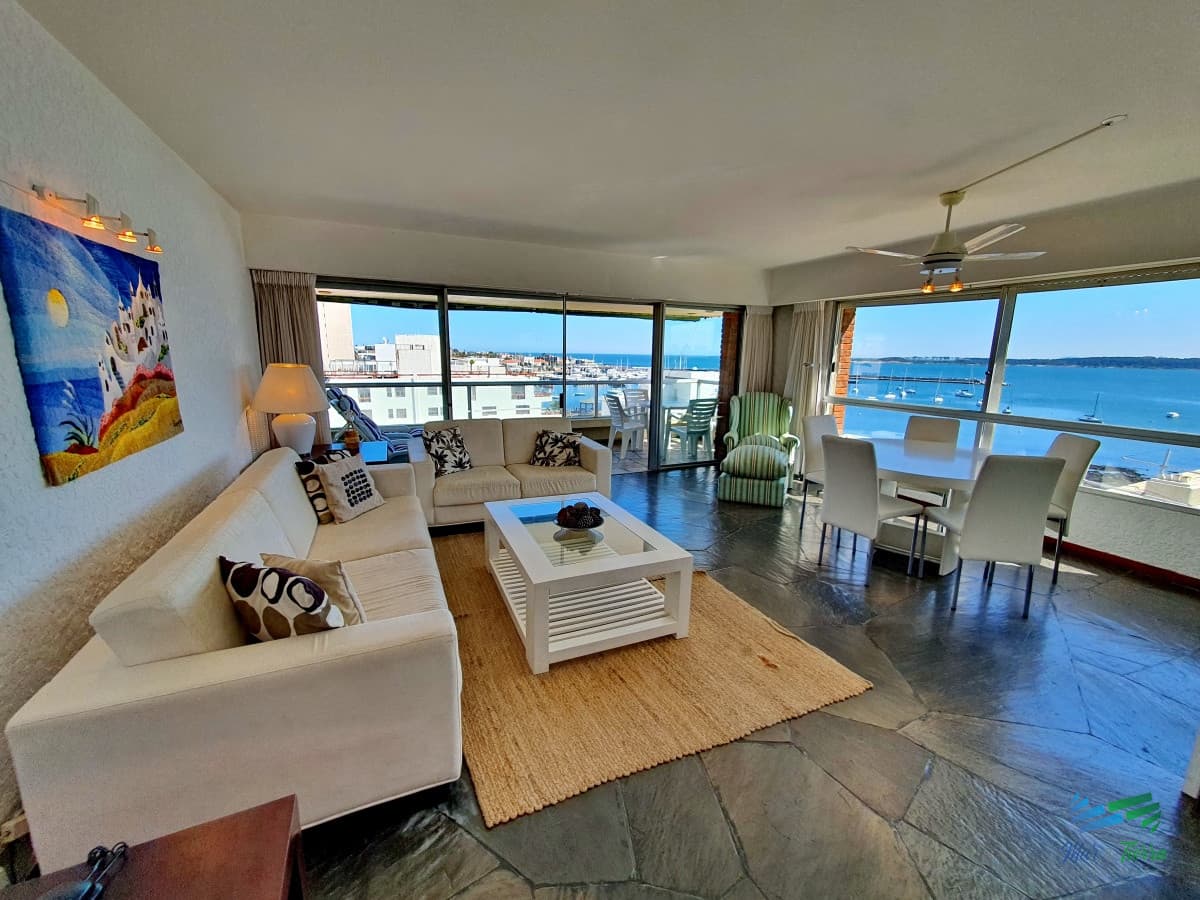 Apartamento amplio, luminoso con excelentes vistas al mar , y Puerto de Punta del Este