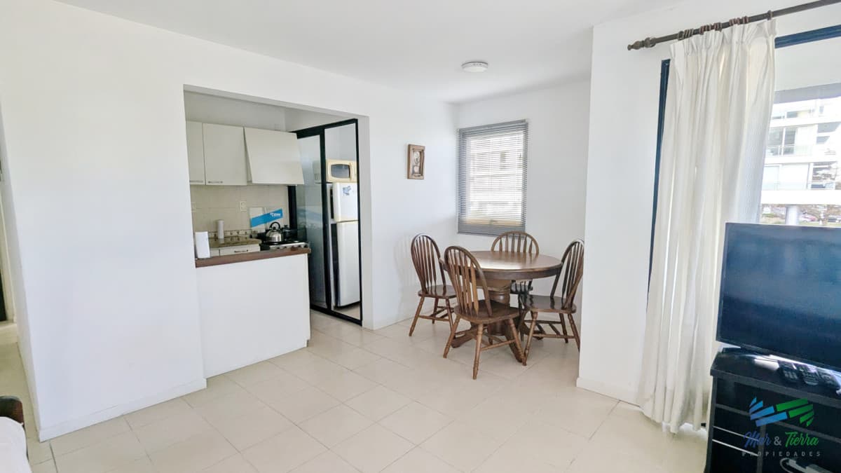 Venta de apartamento 1 dormitorio esquinero con balcon y cochera sobre Roosevelt