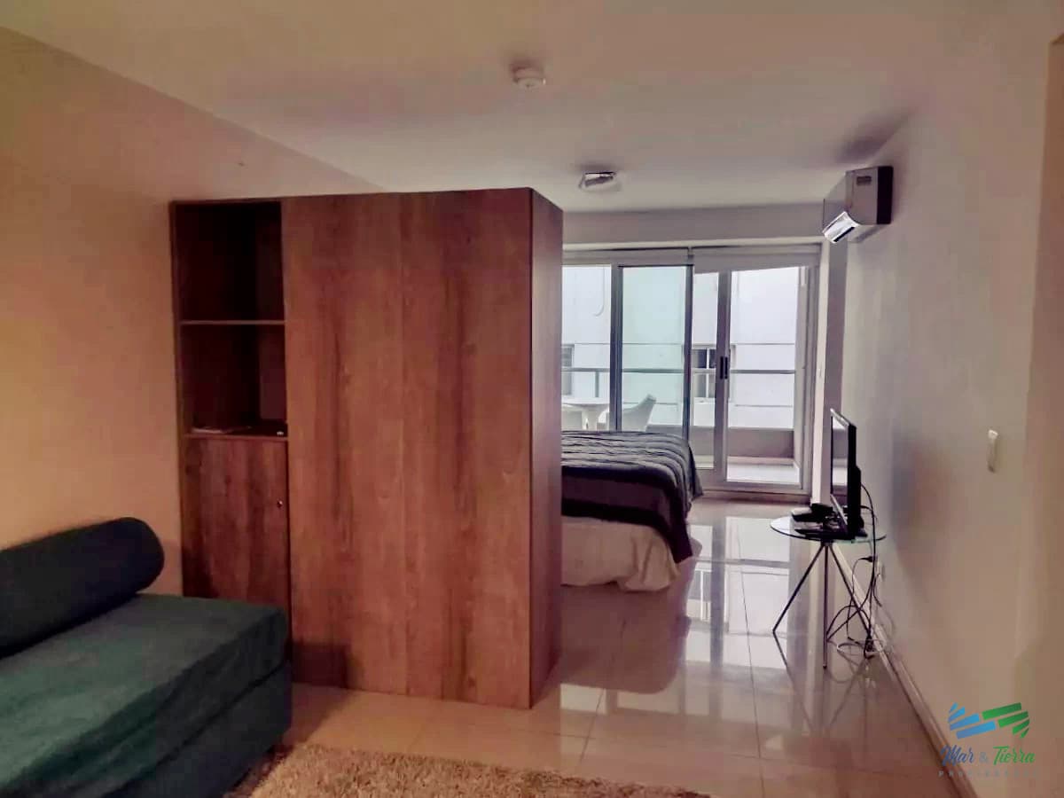 Vendo apartamento a 1 cuadra del puerto, edificio con buenos servicios, Punta del Este