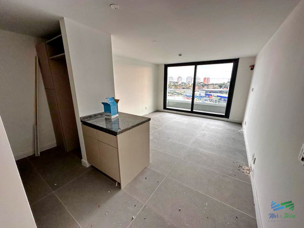 Vendo apartamento monoambiente a estrenar, con buenos servicios, en Punta del Este