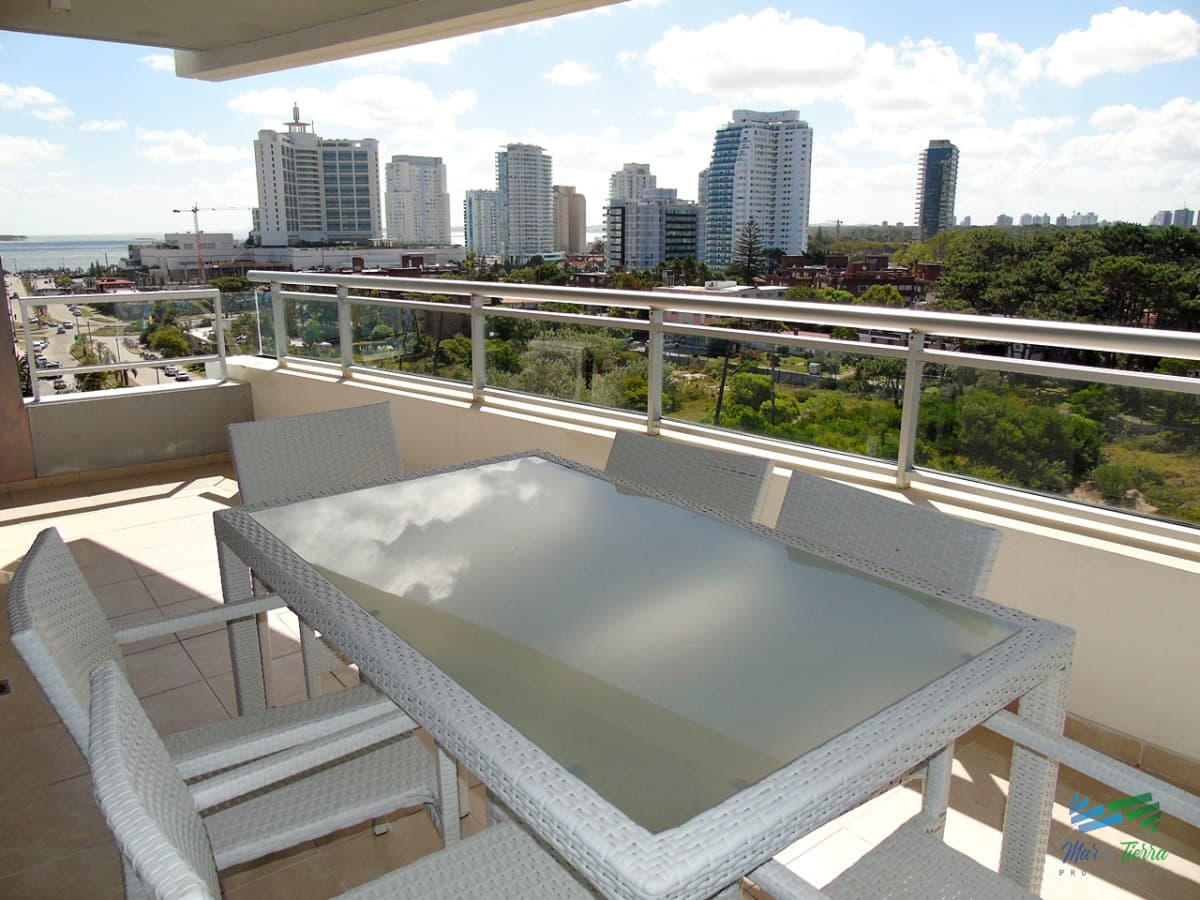 A metros del mar, en una de las zonas de mas categoría. Apartamento en piso alto con vista al mar.OPORTUNIDAD