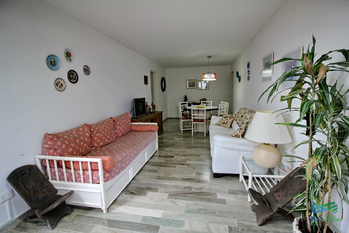 Muy  lindo apartamento ubicado sobre playa brava, cuarto piso,  con ambientes amplios.