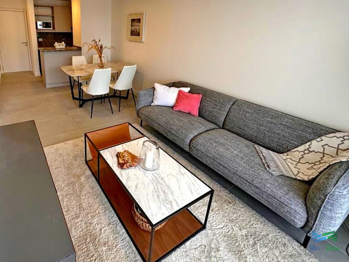 Vendo apartamento 1 y 1/2 dormitorios, a estrenar, con buenos servicios, en Punta del Este