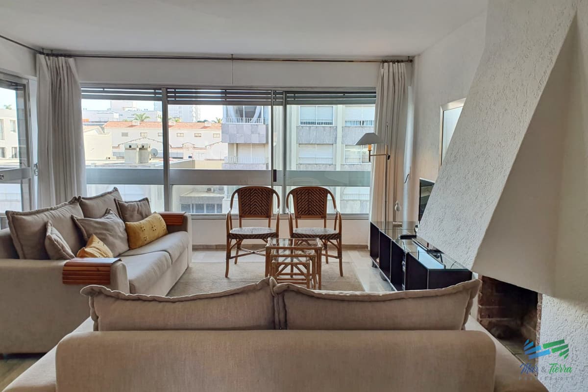 En venta apartamento 3 dormitorios con parrillero propio y piscina en Peninsula, Punta del Este