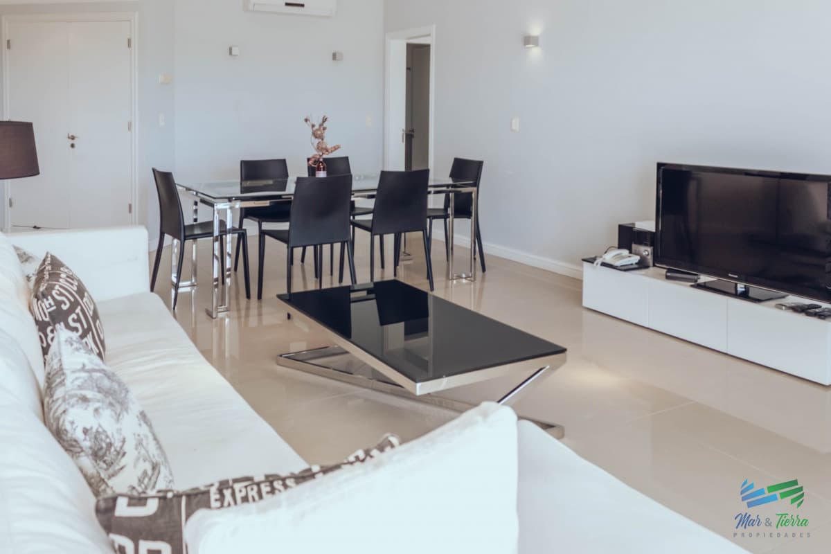 VENTA de apartamento de 2 dormitorios sobre playa Mansa de Punta del Este