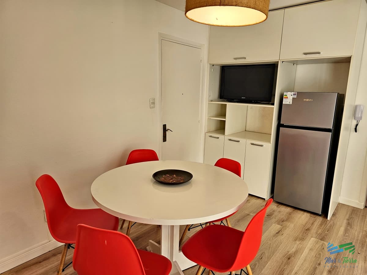 En venta apartamento reciclado, 1 dormitorio y medio con cochera en Peninsula, Punta del Este.