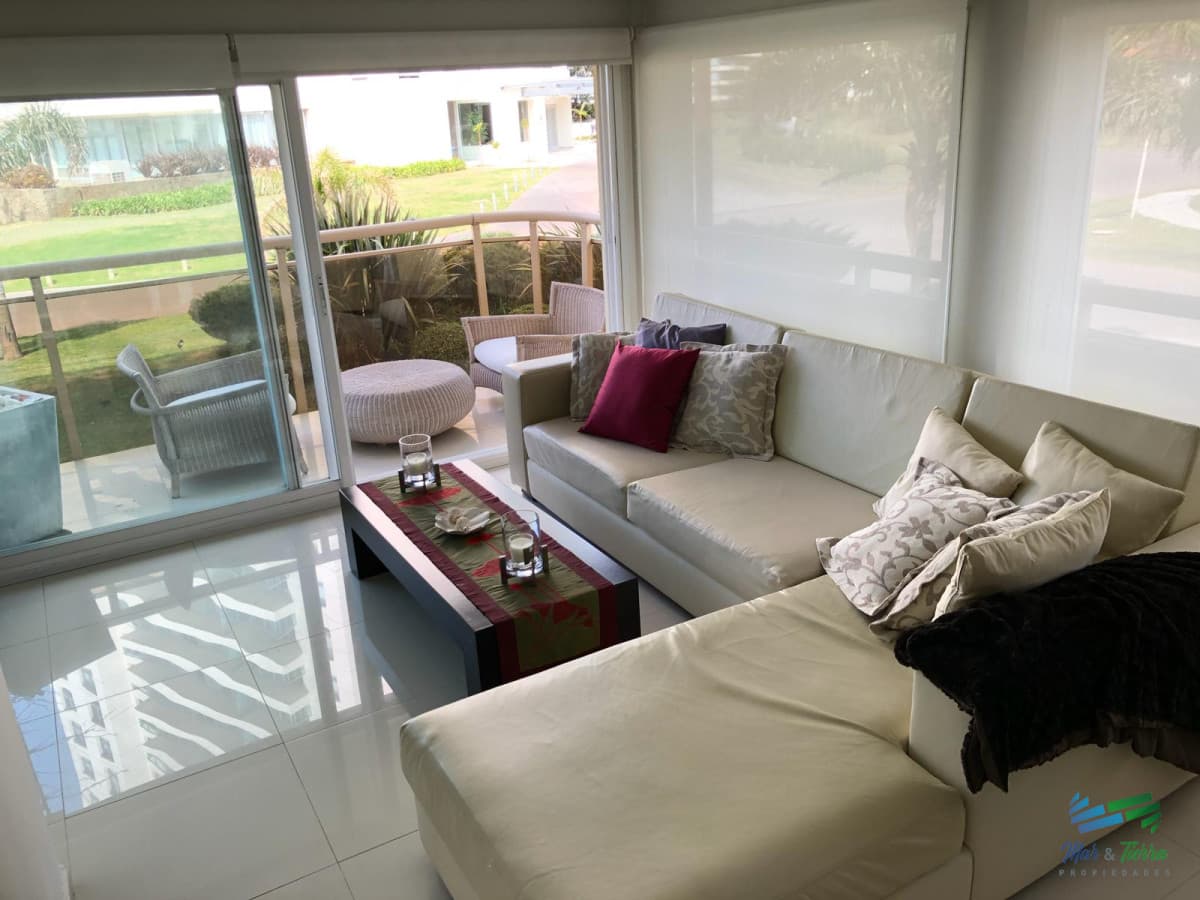 En venta.. excelente oportunidad , edificio con servicios, a pasitos del mar.