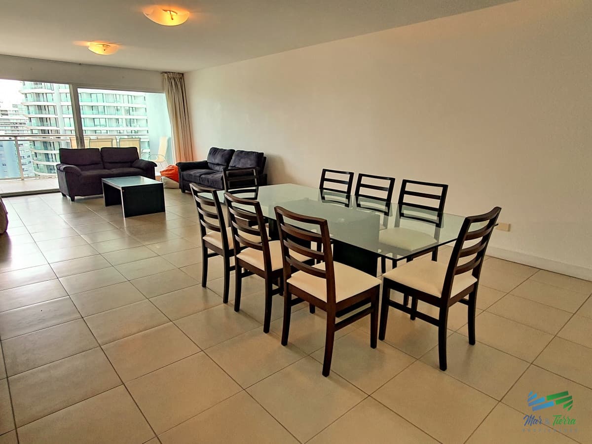 Vendo apartamento 3 dormitorios con parrillero propio y servicios en Punta del Este