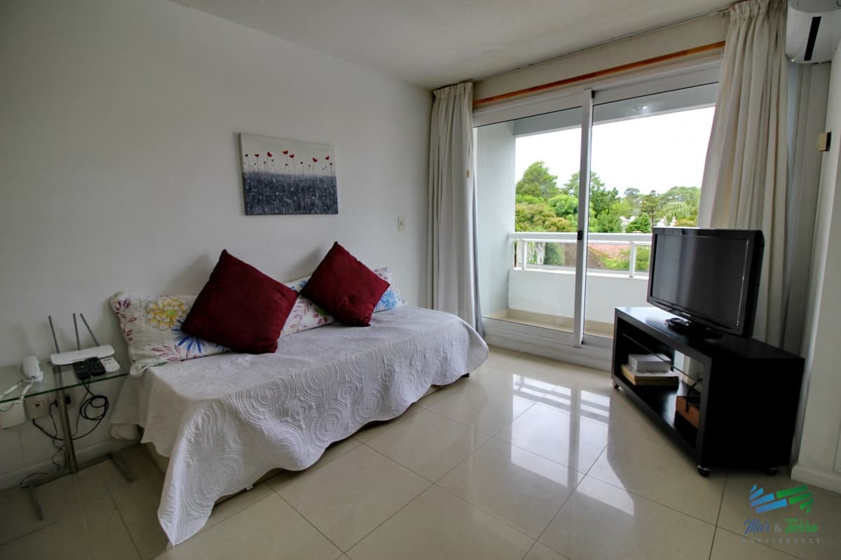 En venta apartamento 1 dormitorio con servicios y garaje en Roosevelt, zona Punta Shopping,Punta del Este