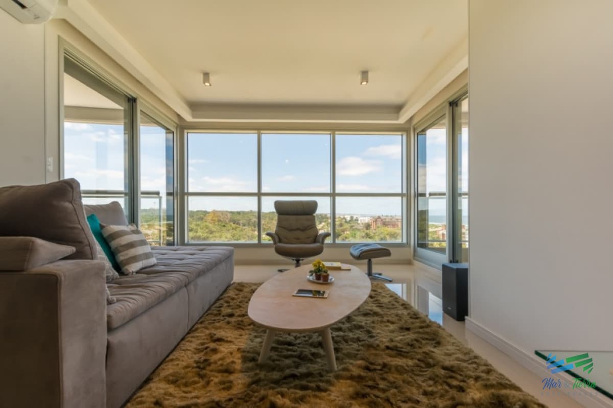 Alquilo excelente apartamento en torre de categoría.