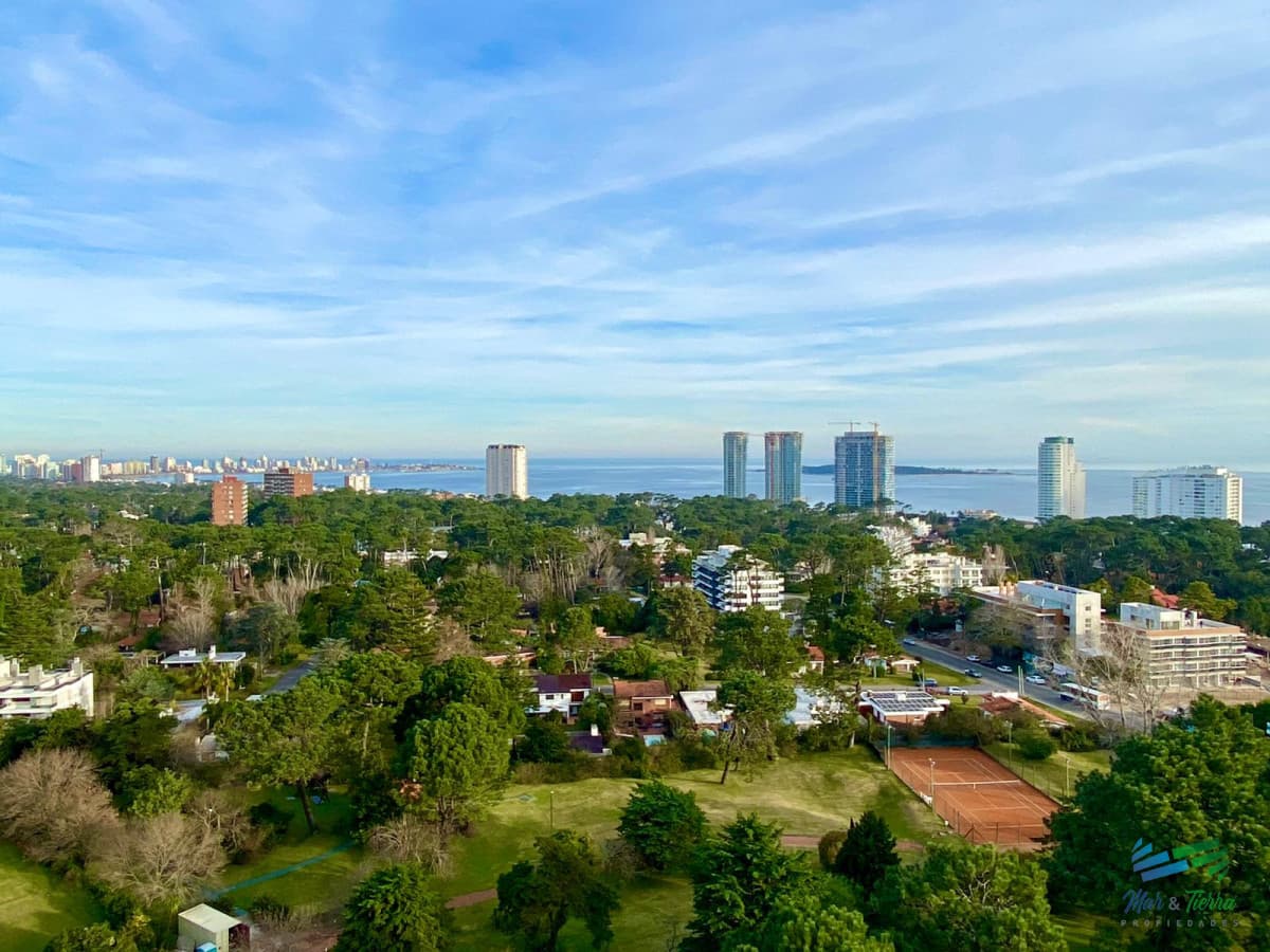 En venta apartamento 3 dormitorios, vista al mar, servicios, piscina, Roosevelt, Punta del Este