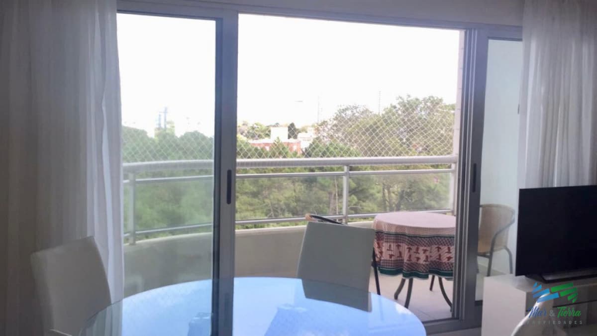 Vendo apartamento en Punta del Este, a pocas cuadras de la brava con muy buenos servicios.