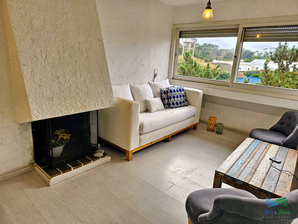 En venta apartamento 2 dormitorios con vista parcial a playa Brava, Punta del Este