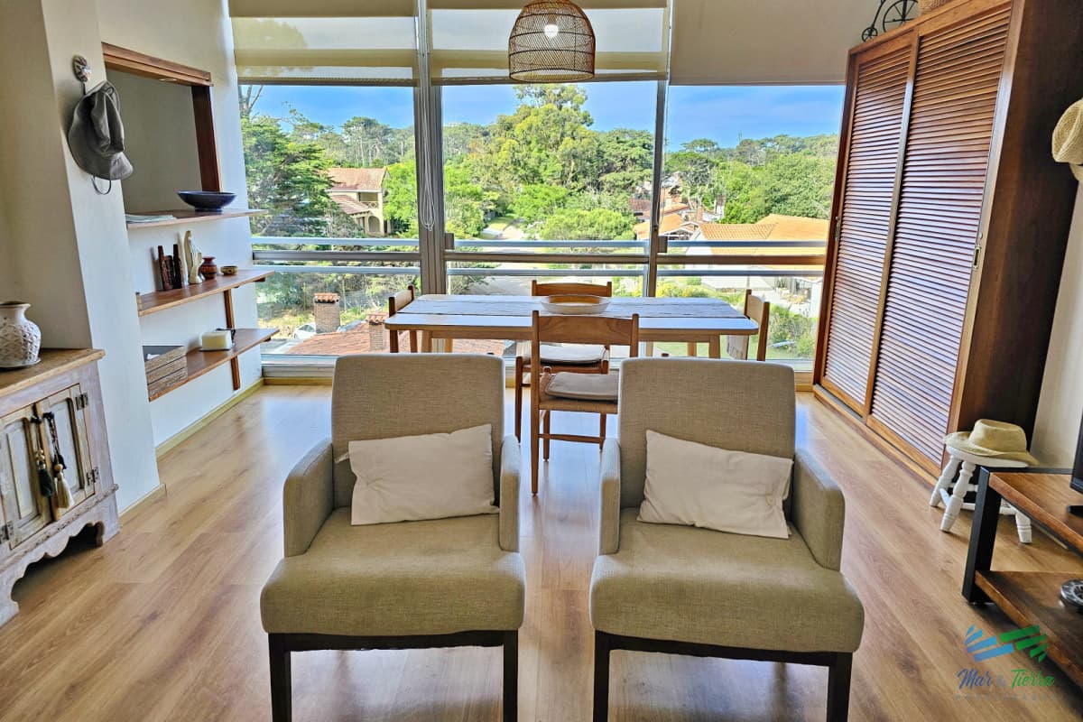 Alquilo apartamento INVERNAL reciclado 1 dormitorio en Punta del Este frente al mar, en playa mansa.
