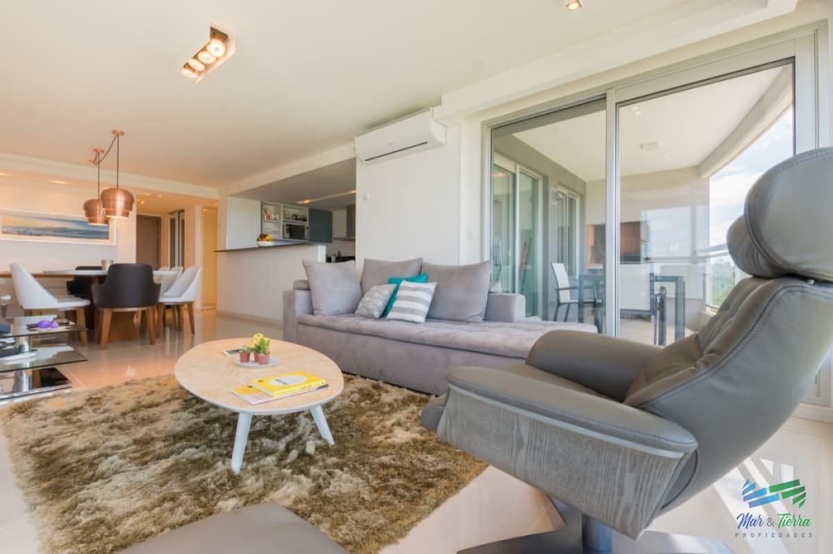 Alquilo excelente apartamento en torre de categoría.