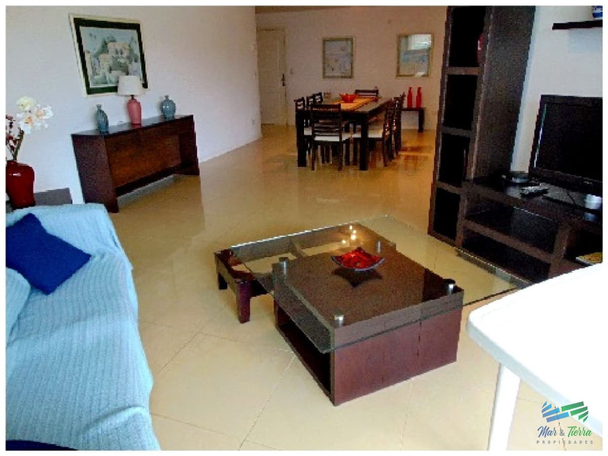 Apartamento en Brava, 3 dormitorios *