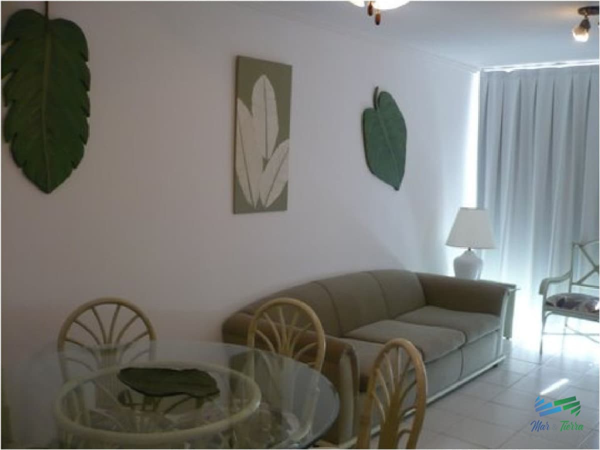 En venta, torre con todos los servicios a una cuadra del mar!!!
