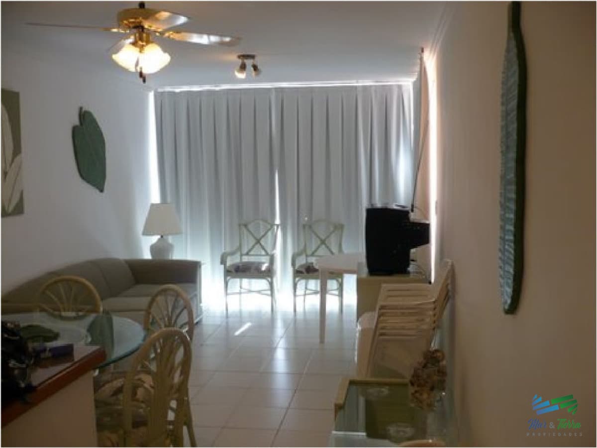 En venta, torre con todos los servicios a una cuadra del mar!!!