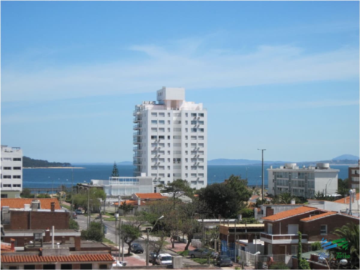 Oportunidad a pasitos del mar , rodeado de todos los servicios...