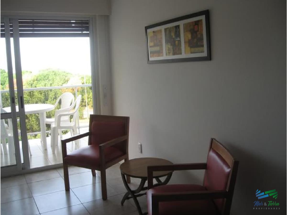 Apartamento en alquiler en Punta del Este, frente a playa mansa.