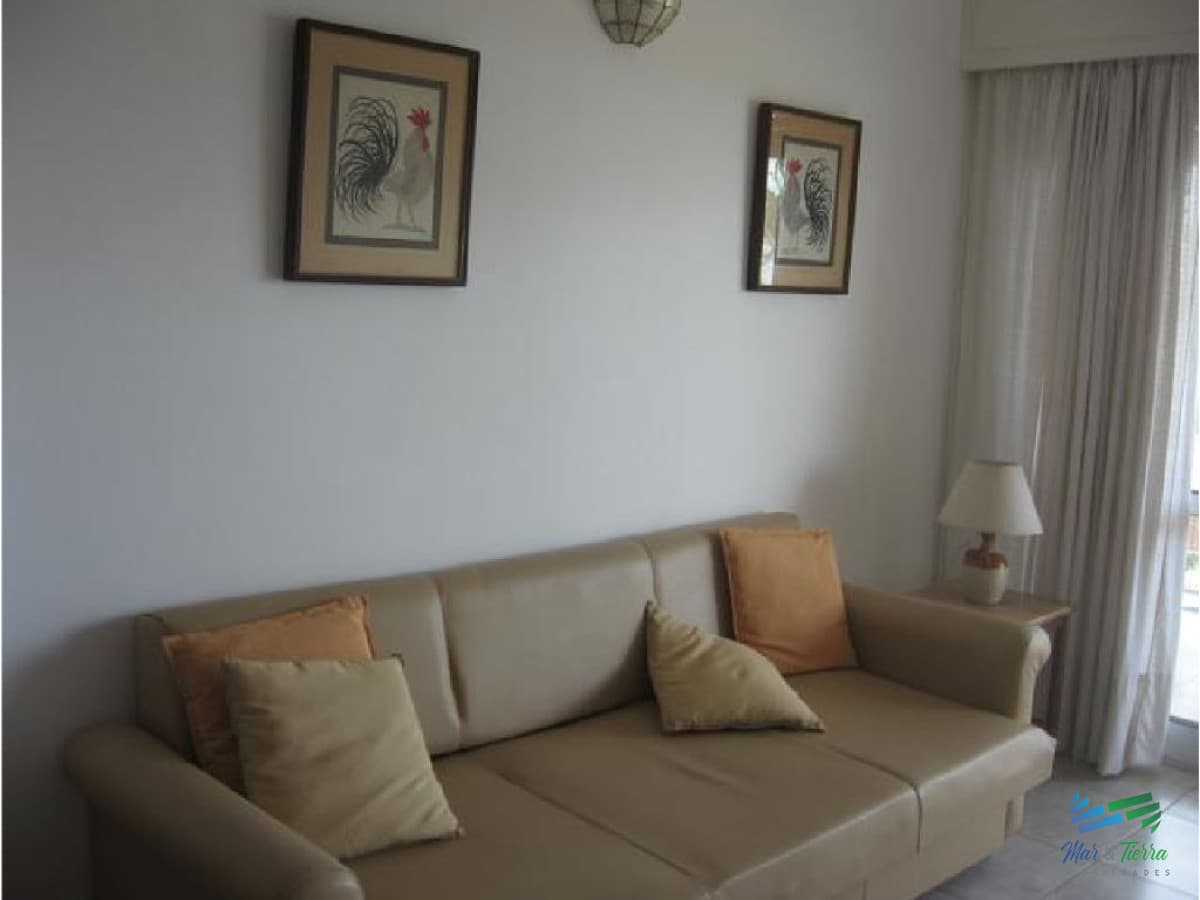 Apartamento en alquiler en Punta del Este, frente a playa mansa.