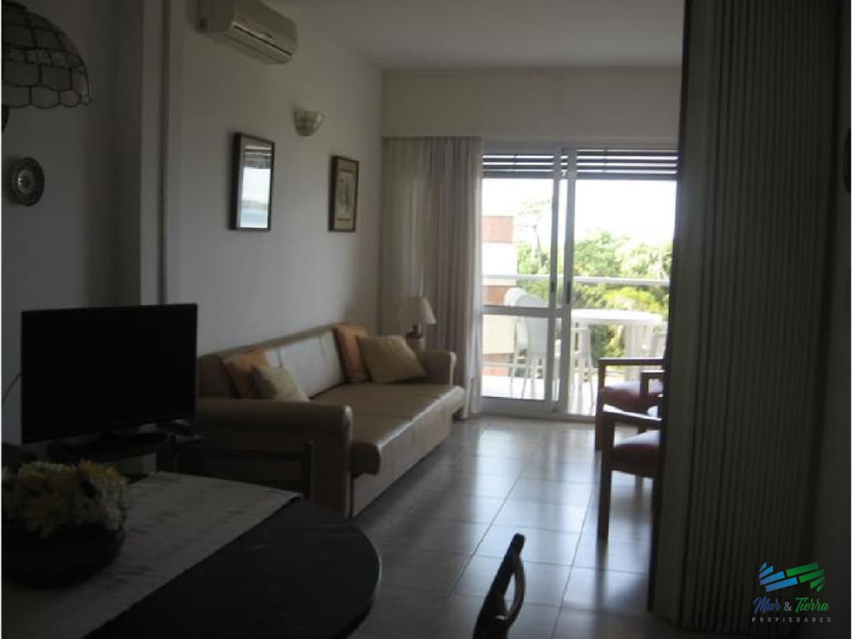 Apartamento en alquiler en Punta del Este, frente a playa mansa.