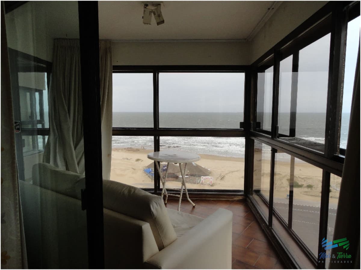 Apartamento en alquiler 3 dormitorios, frente al mar en Punta del Este.