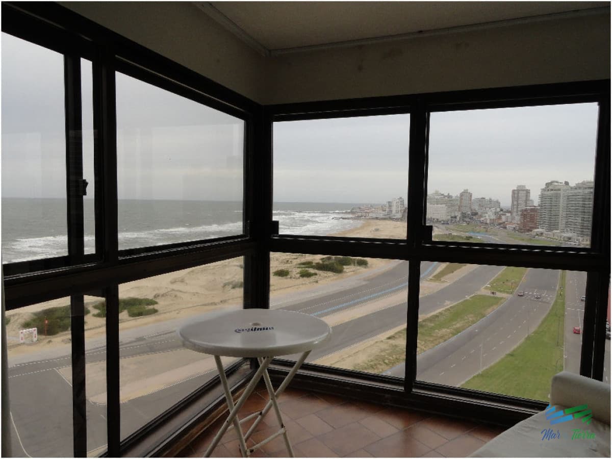 Apartamento en alquiler 3 dormitorios, frente al mar en Punta del Este.
