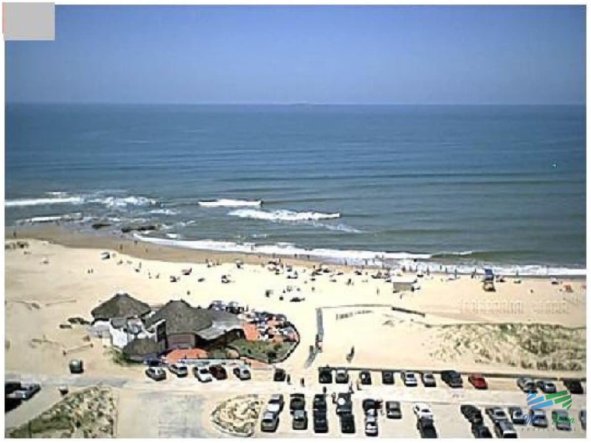 Apartamento en alquiler 3 dormitorios, frente al mar en Punta del Este.