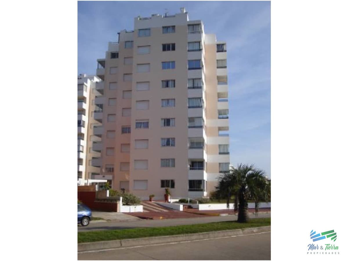 En alquiler.. a pasitos del mar.. edificio con servicios.