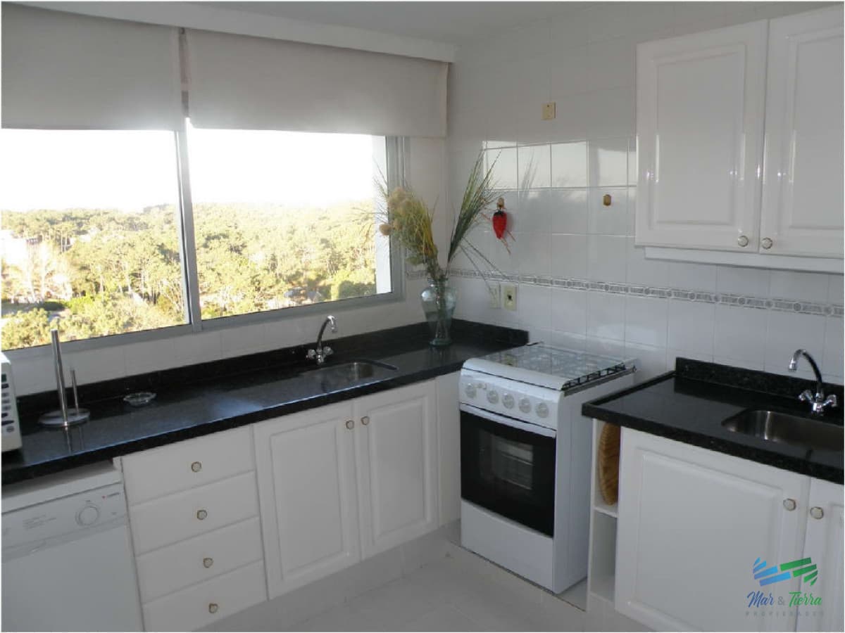 Vendo apartamento 4 dormitorios frente al mar, edificio con servicios, playa mansa, Punta del Este