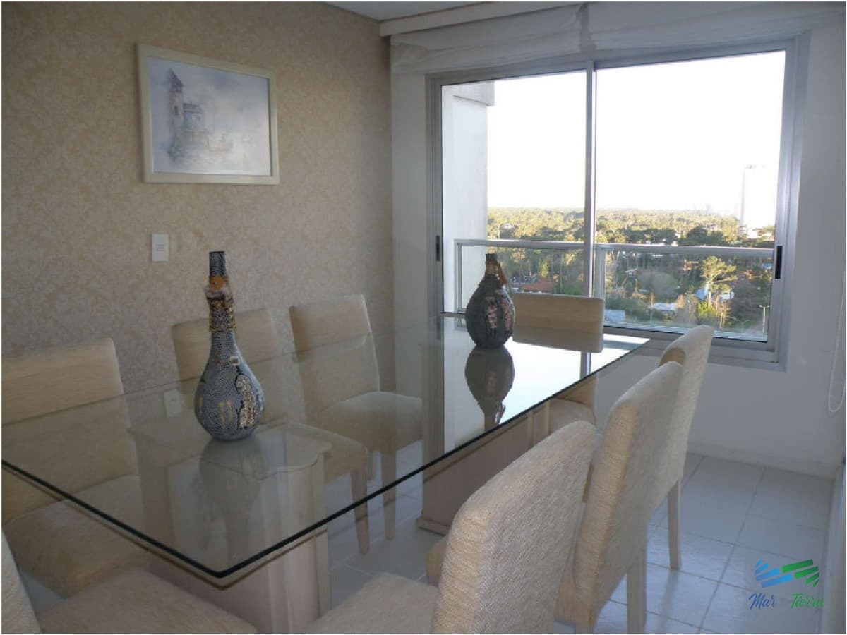Vendo apartamento 4 dormitorios frente al mar, edificio con servicios, playa mansa, Punta del Este