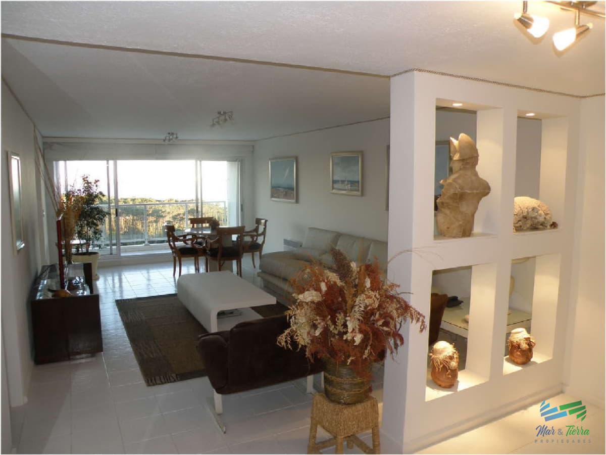Vendo apartamento 4 dormitorios frente al mar, edificio con servicios, playa mansa, Punta del Este