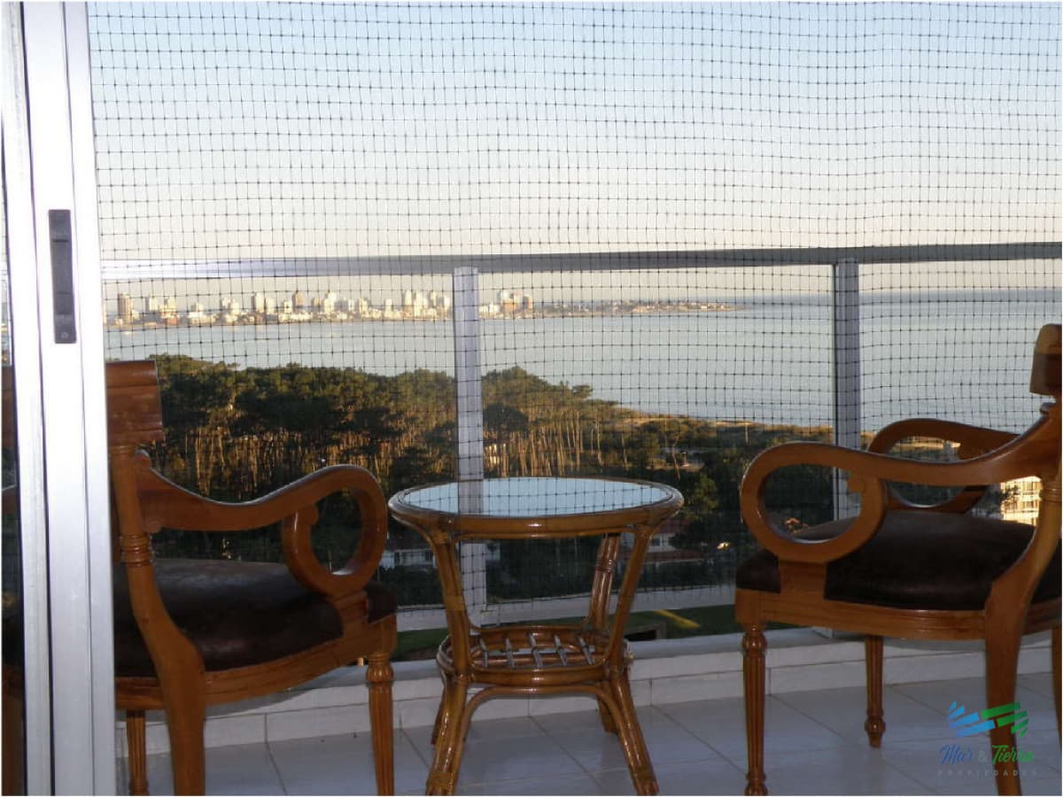 Vendo apartamento 4 dormitorios frente al mar, edificio con servicios, playa mansa, Punta del Este