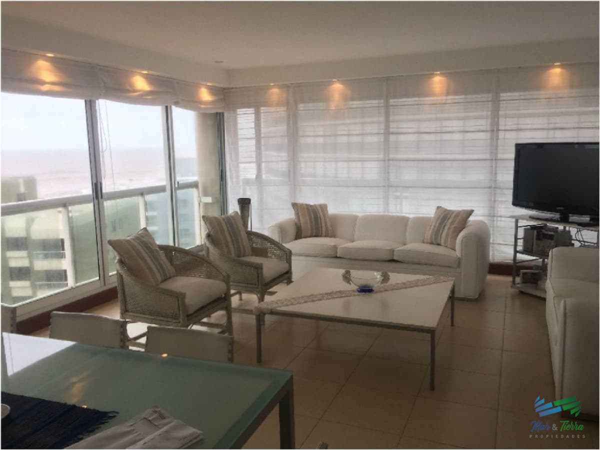 Apartamento en venta, piso alto con vista al mar en Peninsula, Punta del Este