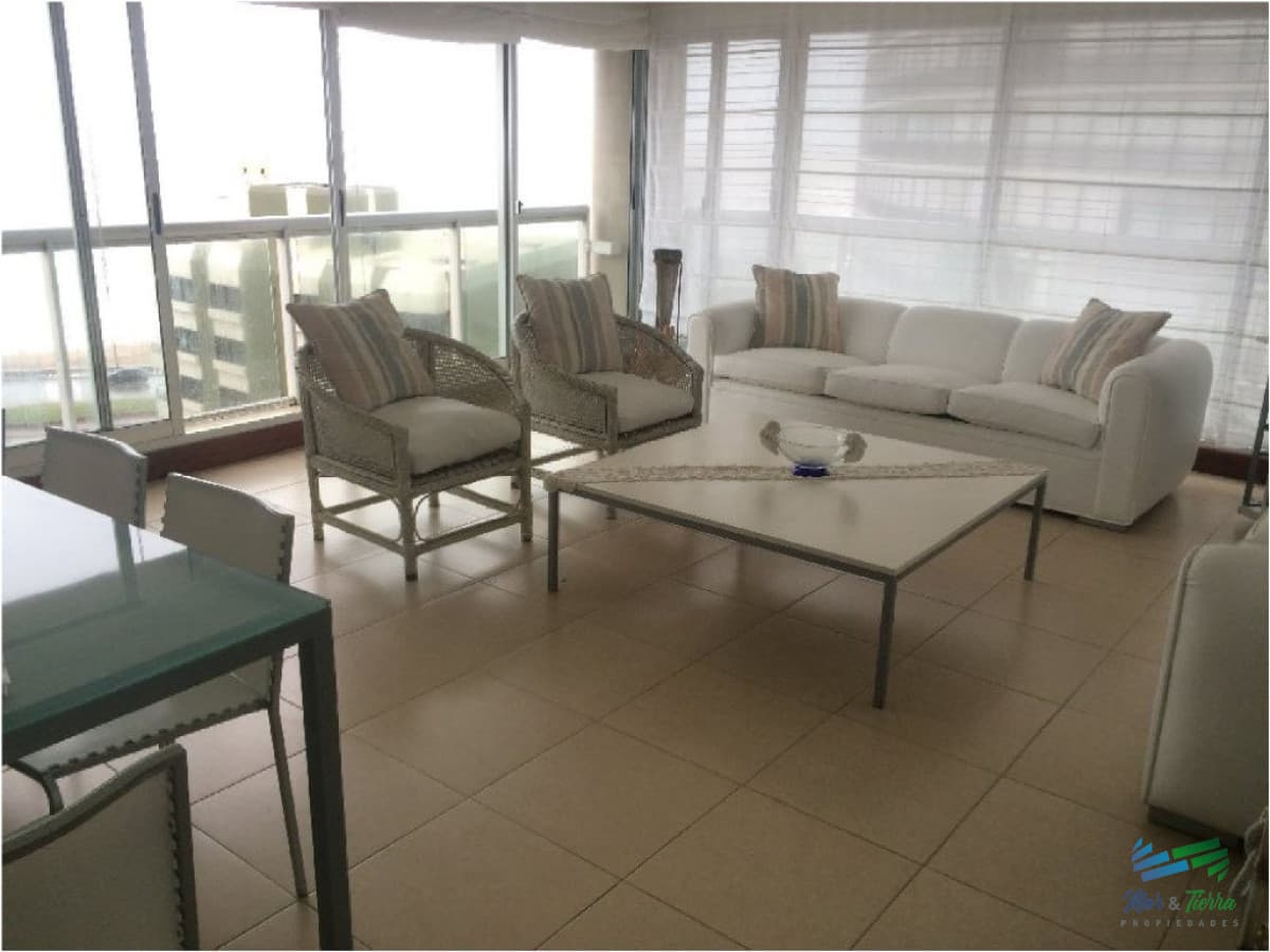 Apartamento en venta, piso alto con vista al mar en Peninsula, Punta del Este