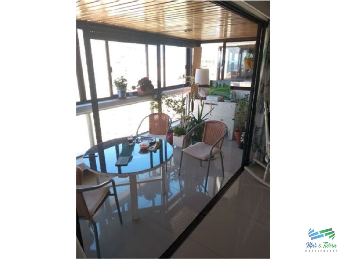 Excelente opción para vivir todo el año y/o vacacionar, ya que se encuentra rodeado de todos los servicios y frente al mar (playa brava).
