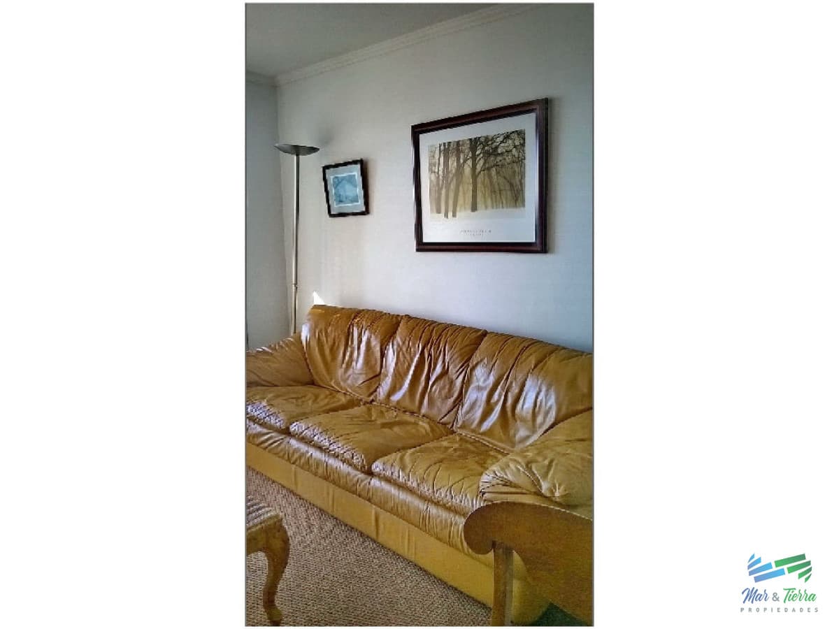 Vendo apartamento de 2 dormitorios enedificio con servicios con vista al mar, Punta del Este.