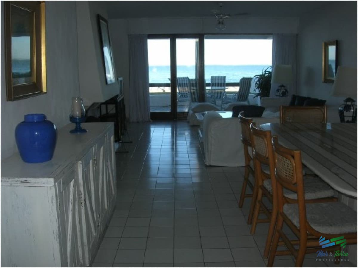 Apartamento de 3 dormitorios frente al mar en venta y alquiler, Peninsula, Punta del Este.