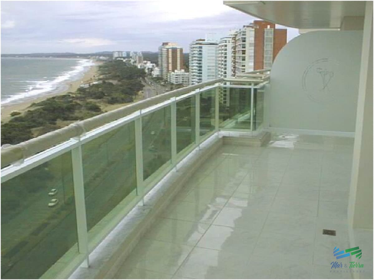 En alquiler y venta.. primera línea playa mansa!!!