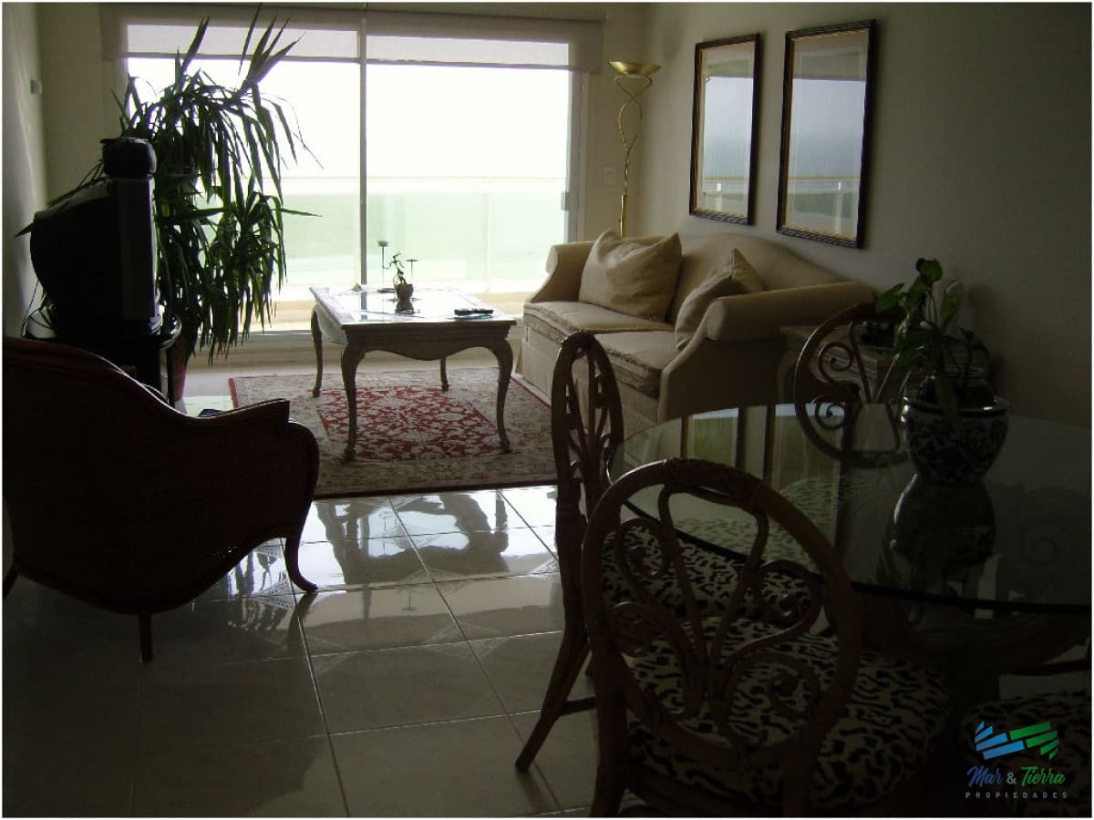 En alquiler y venta.. primera línea playa mansa!!!