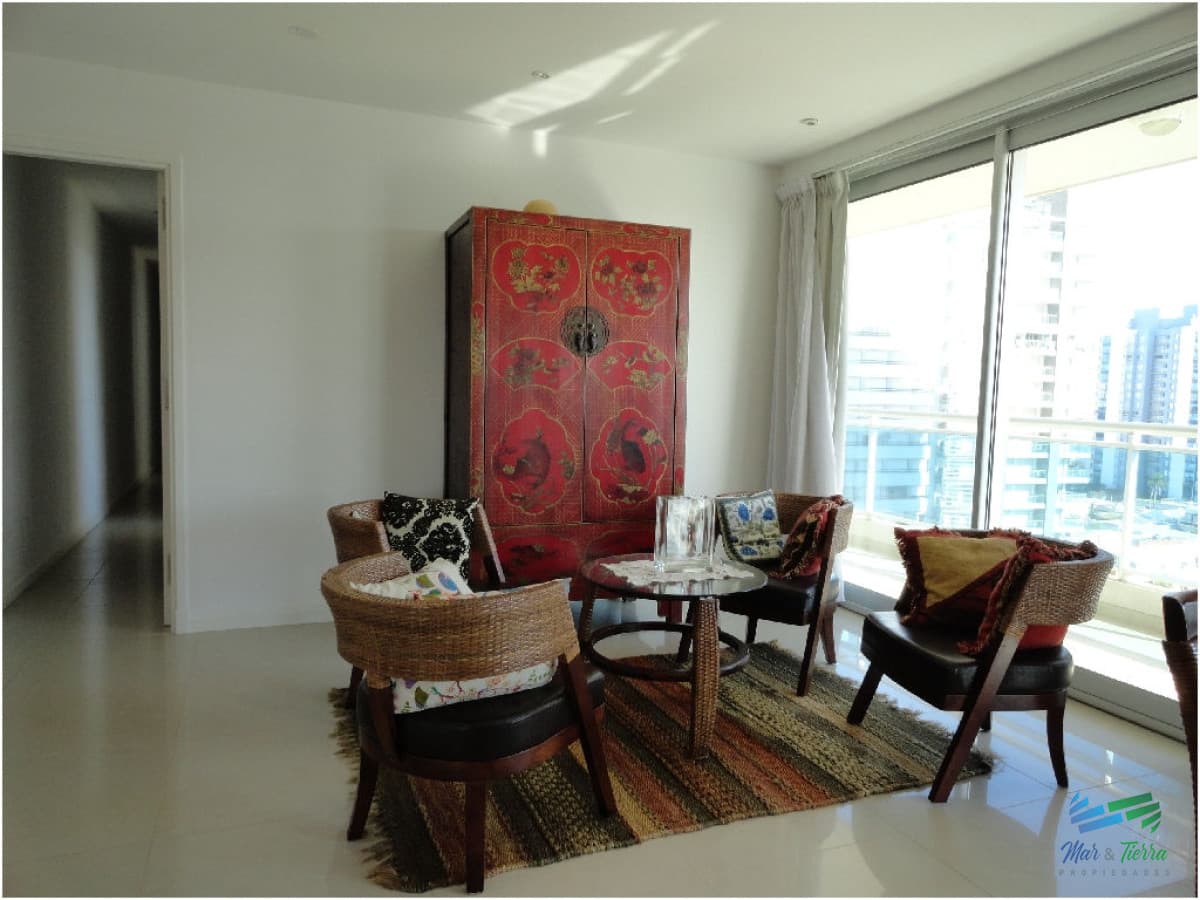Apartamento en Brava, 3 dormitorios *