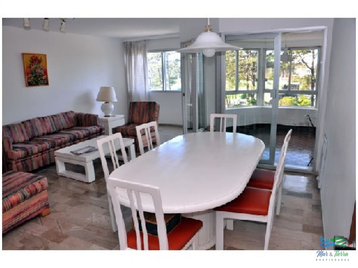 APARTAMENTO EN VENTA! Muy lindo apartamento ubicado sobre Roosvelt.